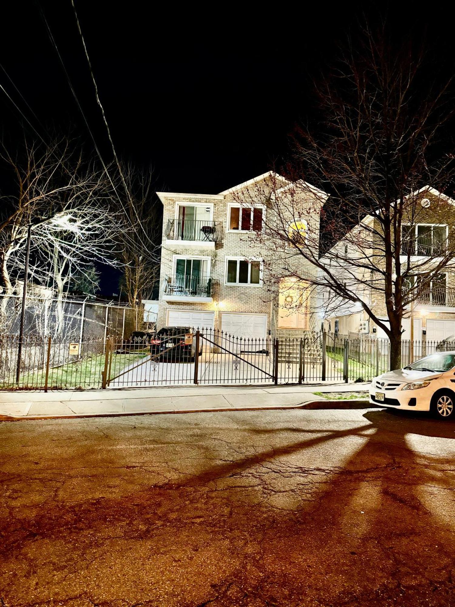 Stylish Evergreen Apartment By Newark Airport Exterior photo